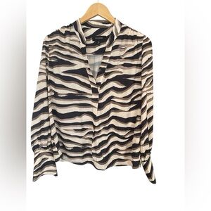 Banana Republic size Medium Women’s Zebra Print Blouse/V-Neck/cream & Black